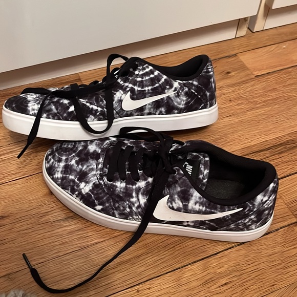 Nike Tie-dye Sneakers - Picture 3 of 5